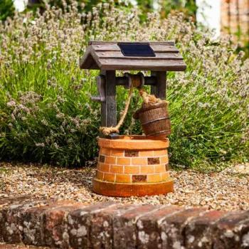 Preview: Solar-Wasserbrunnen mit Solarmodul im Garten aufgebaut